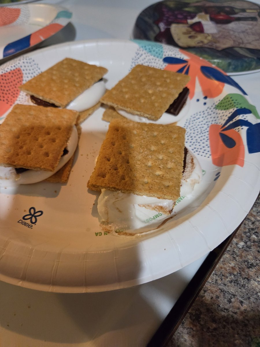large.smorestopping.jpg.be7c4f3316849d89fa42366713823f85.jpg